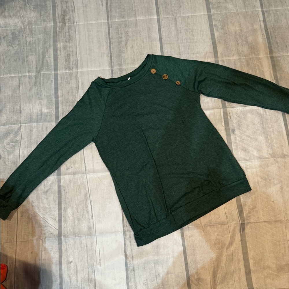 Size L NWOT has brown buttons.